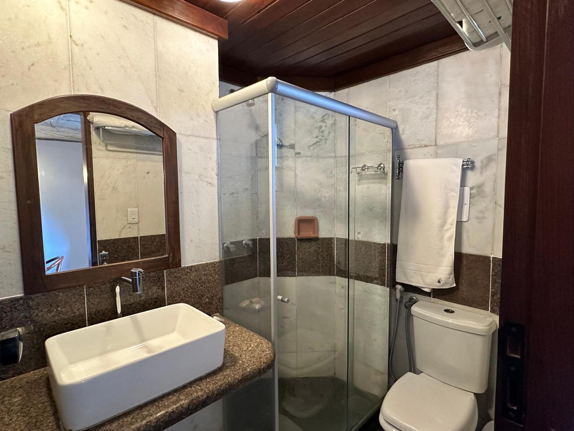 Habitación con cama grande