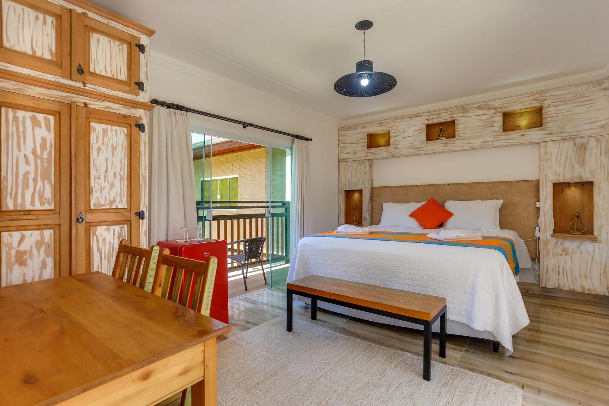 Quarto com Cama King-size e Banheira de Hidromassagem