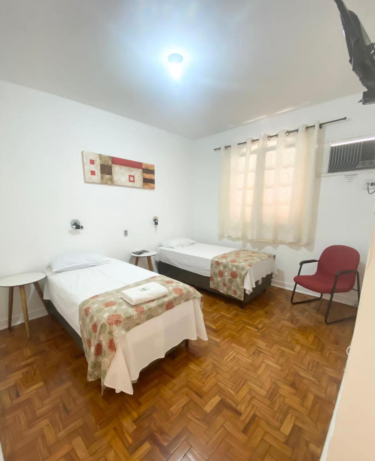 Quarto com Cama de Casal ou 2 de Solteiro e Banheiro