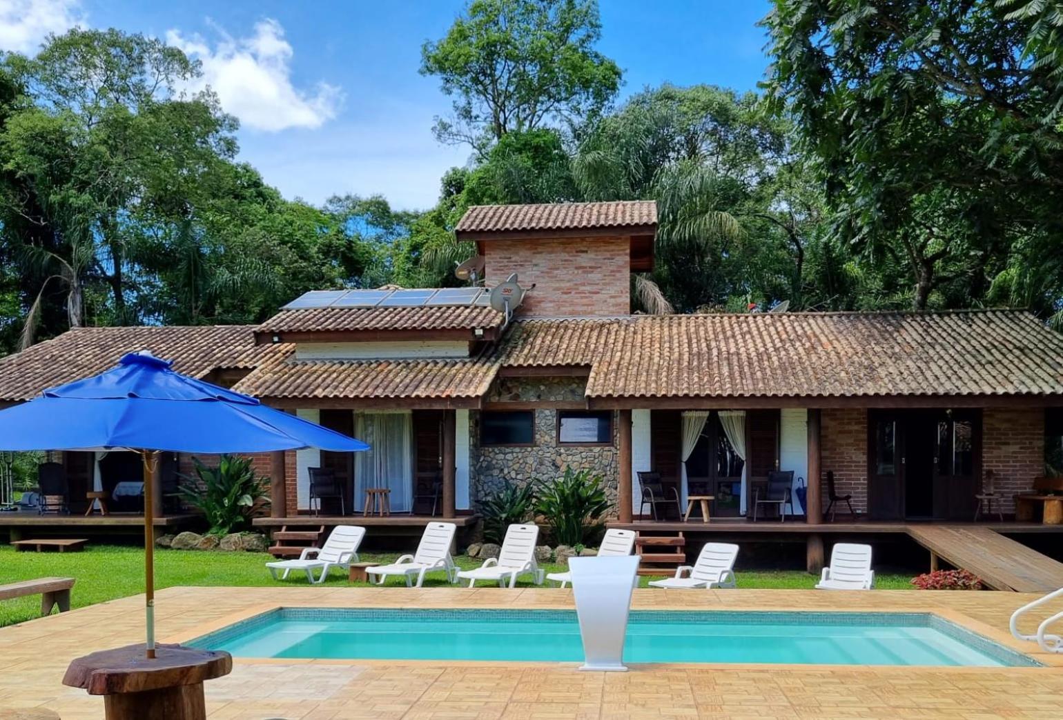Quarto Deluxe com Cama de Casal ou 2 de Solteiro e Vista da Piscina