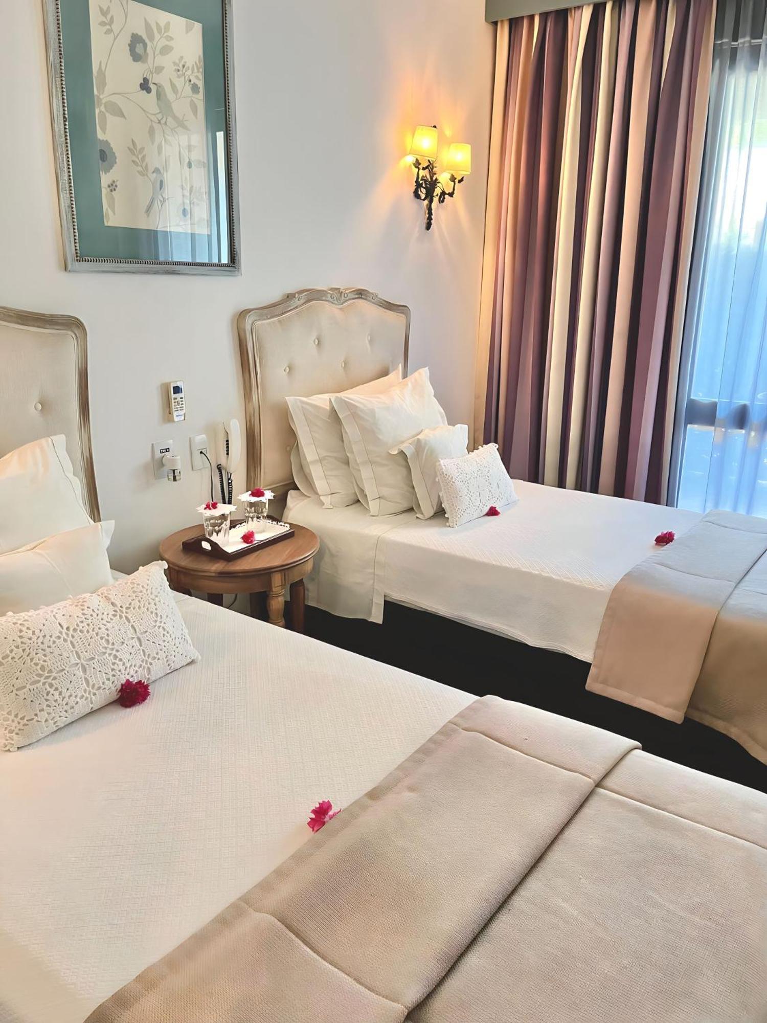 Quarto Luxo com 2 Camas de Solteiro