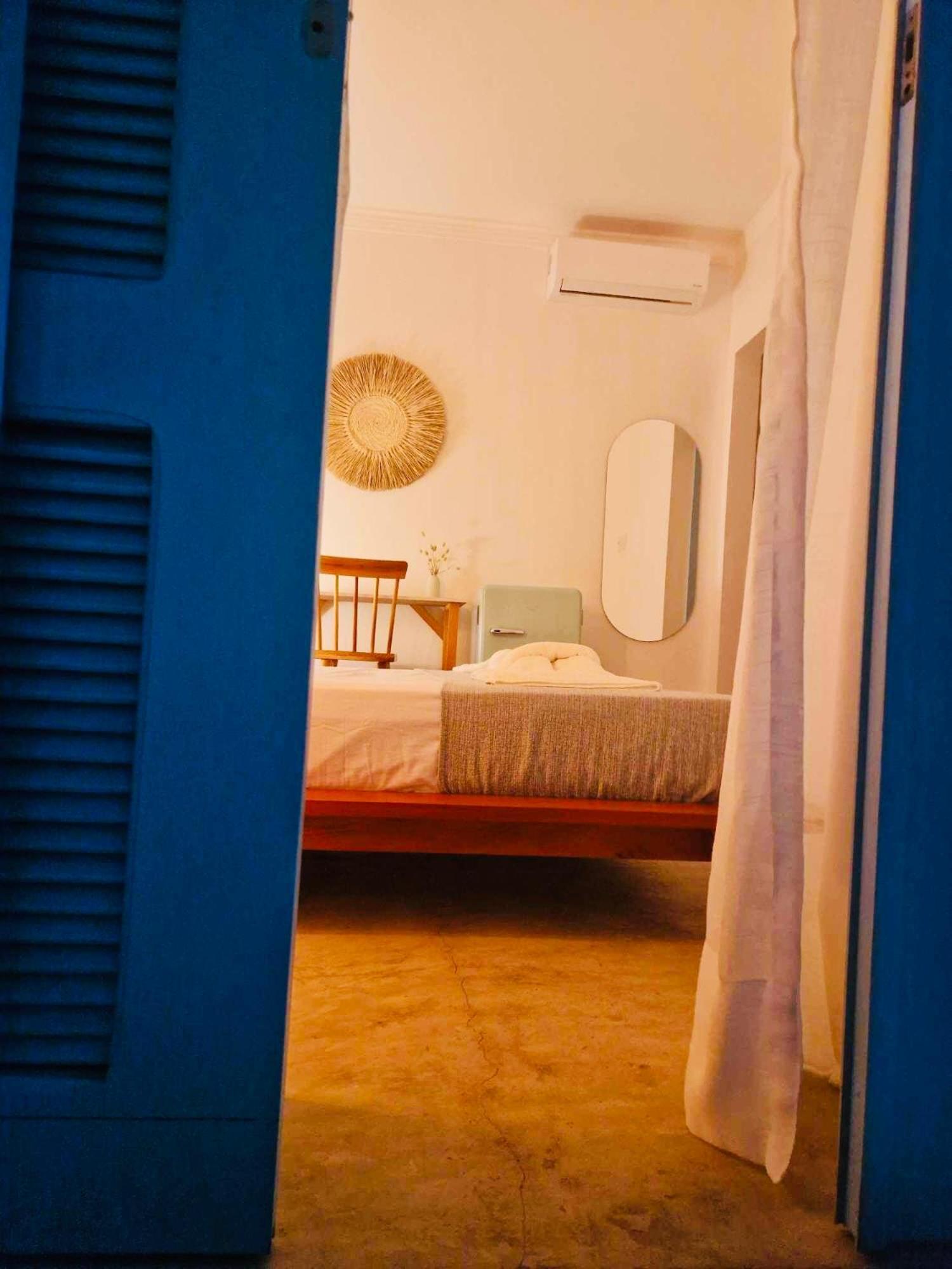Quarto com Cama Queen-size e Vista da Piscina