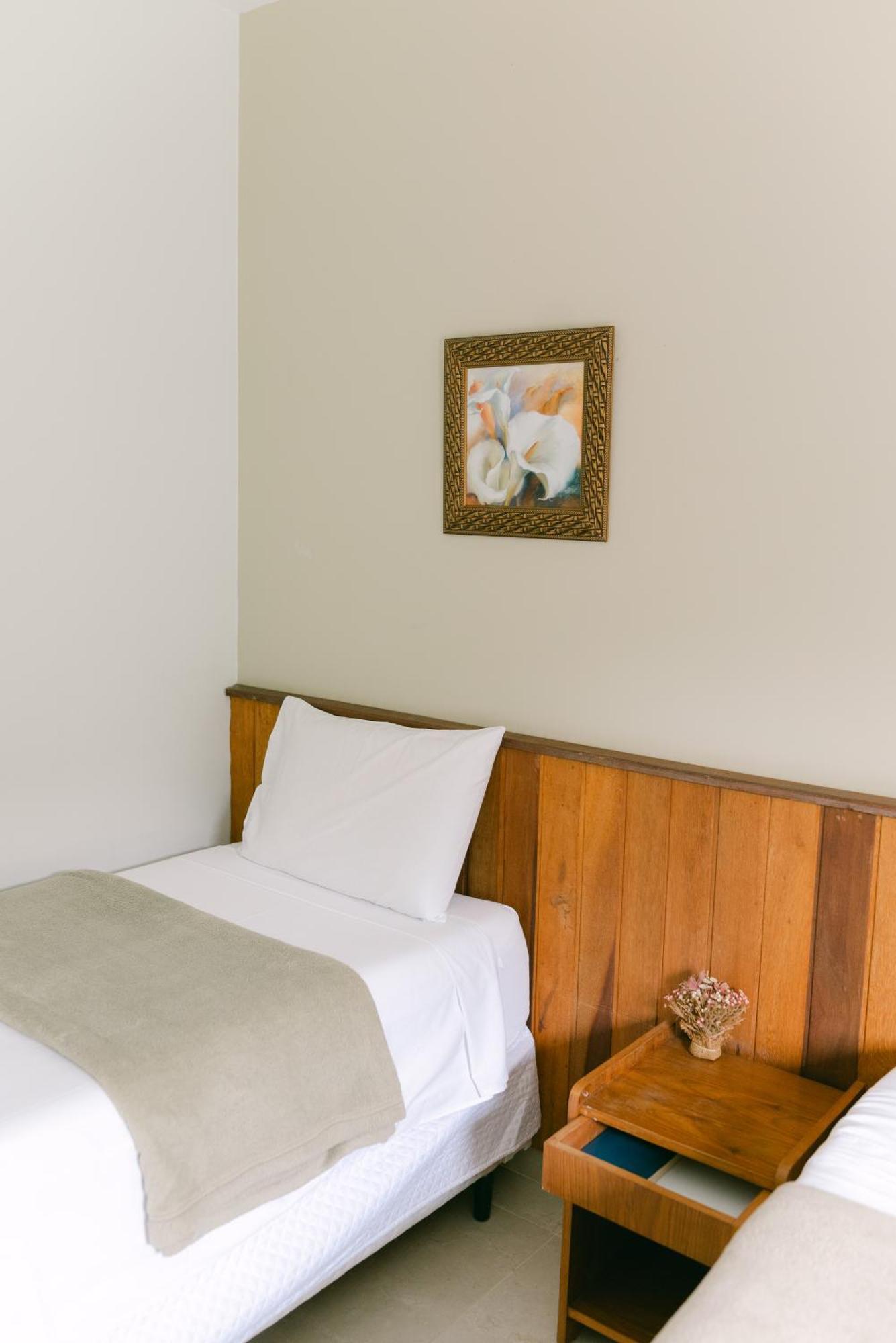 Quarto com Cama Queen-size e Vista da Piscina