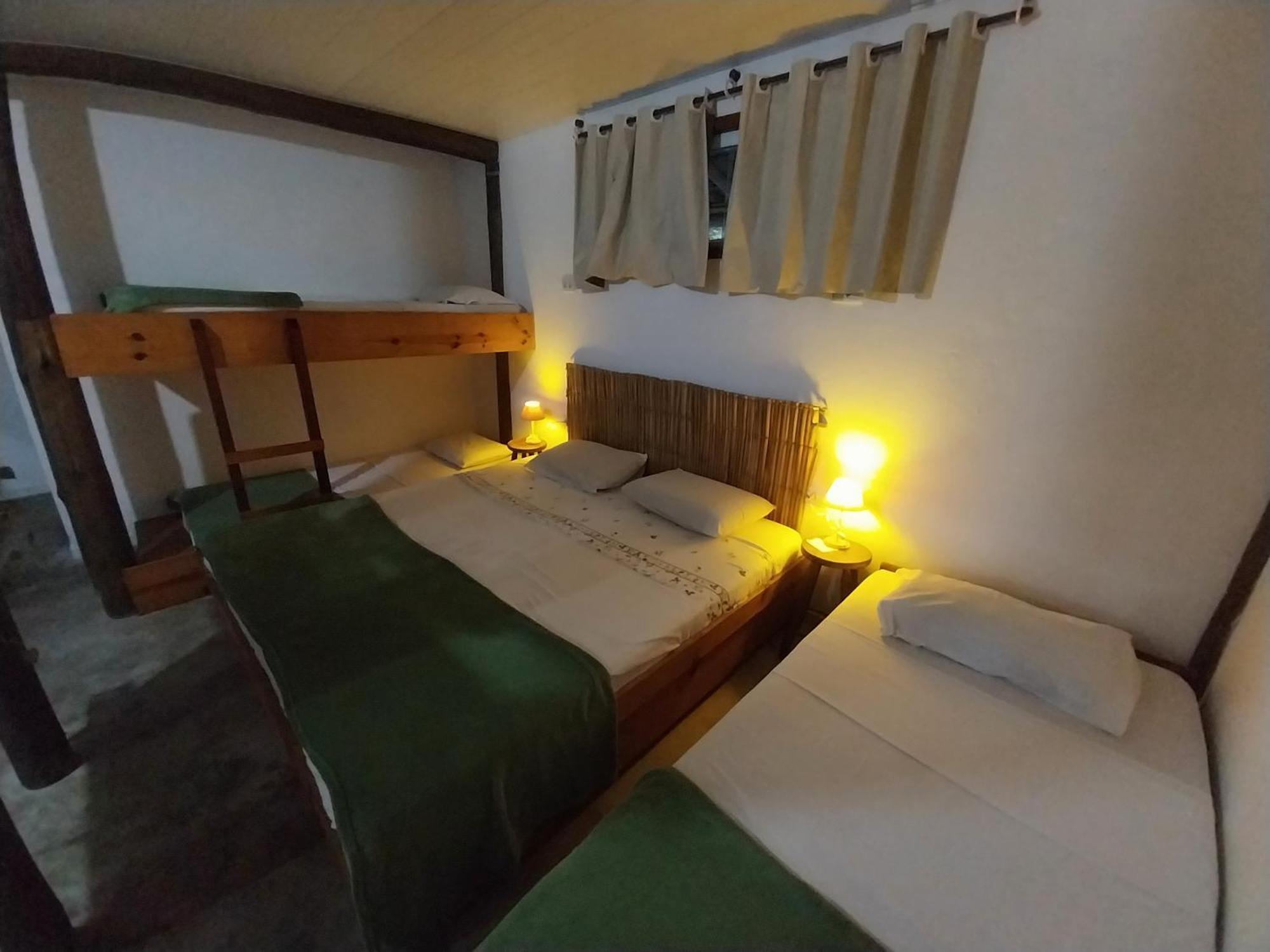 Suíte com Cama Queen-size e Vista da Piscina