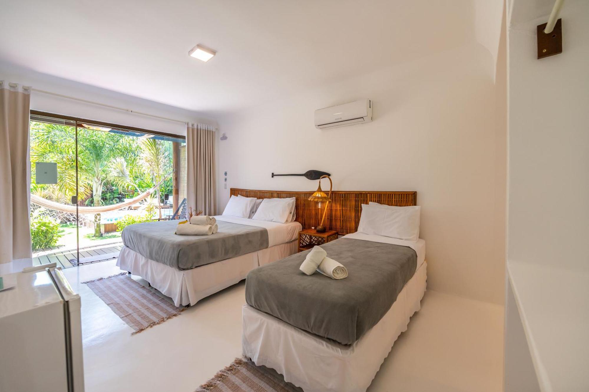 Quarto Triplo com Vista para a Piscina