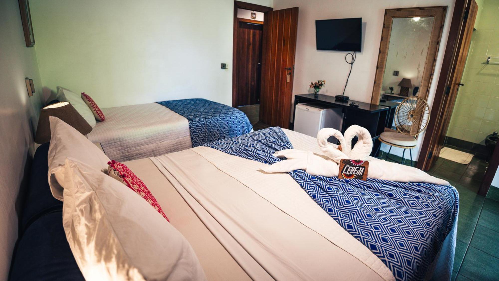 Suíte com Cama Queen-size e Vista da Piscina