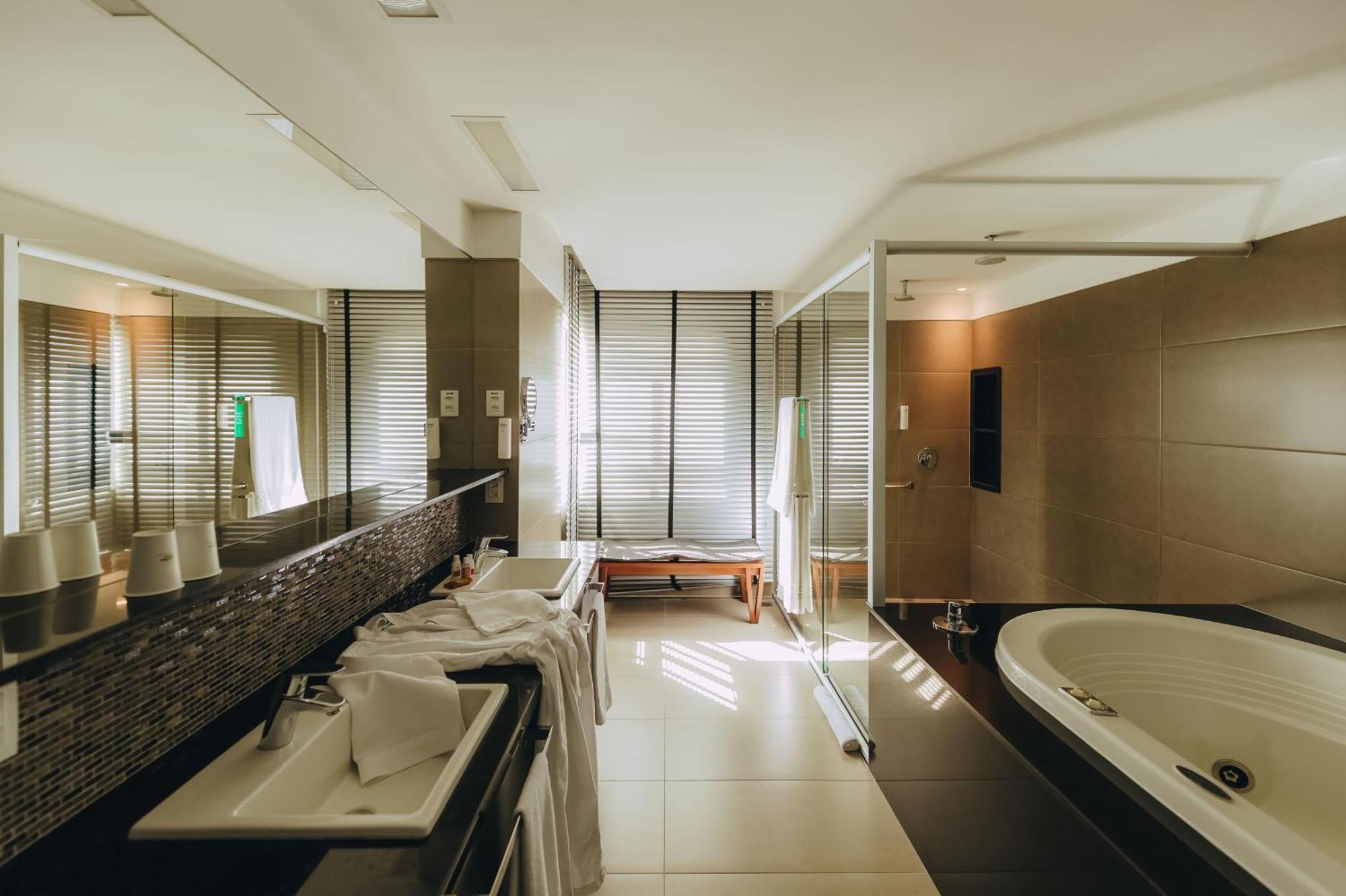 Suite Hot Tub,1583684438:JPEG