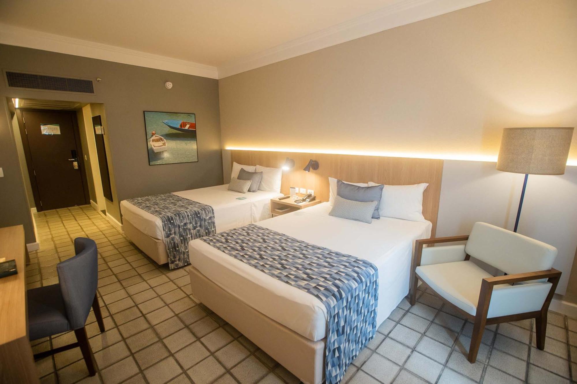 Habitación Superior de Lujo con 2 camas dobles y vistas parciales al mar