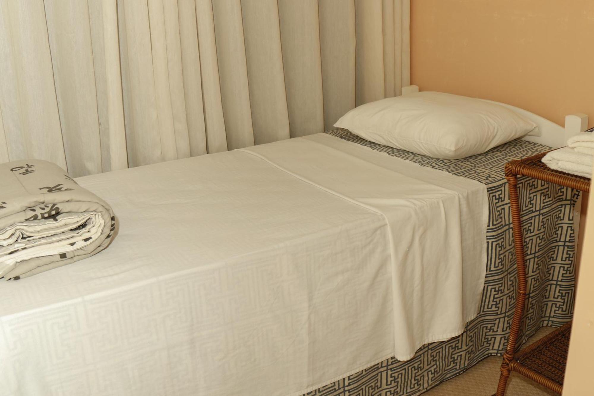 Cama Individual em Dormitório Masculino com Banheiro Compartilhado