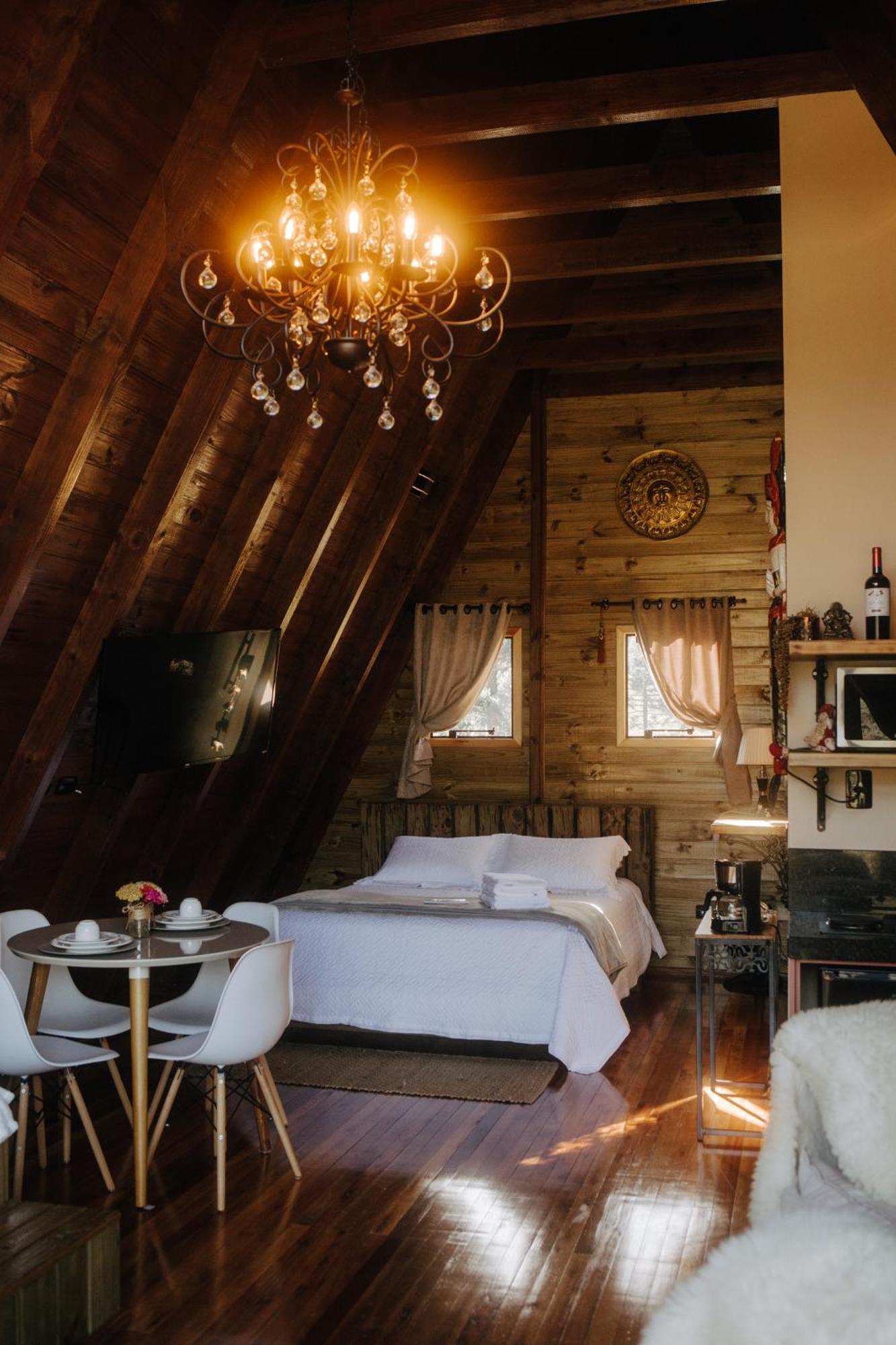 Quarto com Cama King-size e Banheira de Hidromassagem