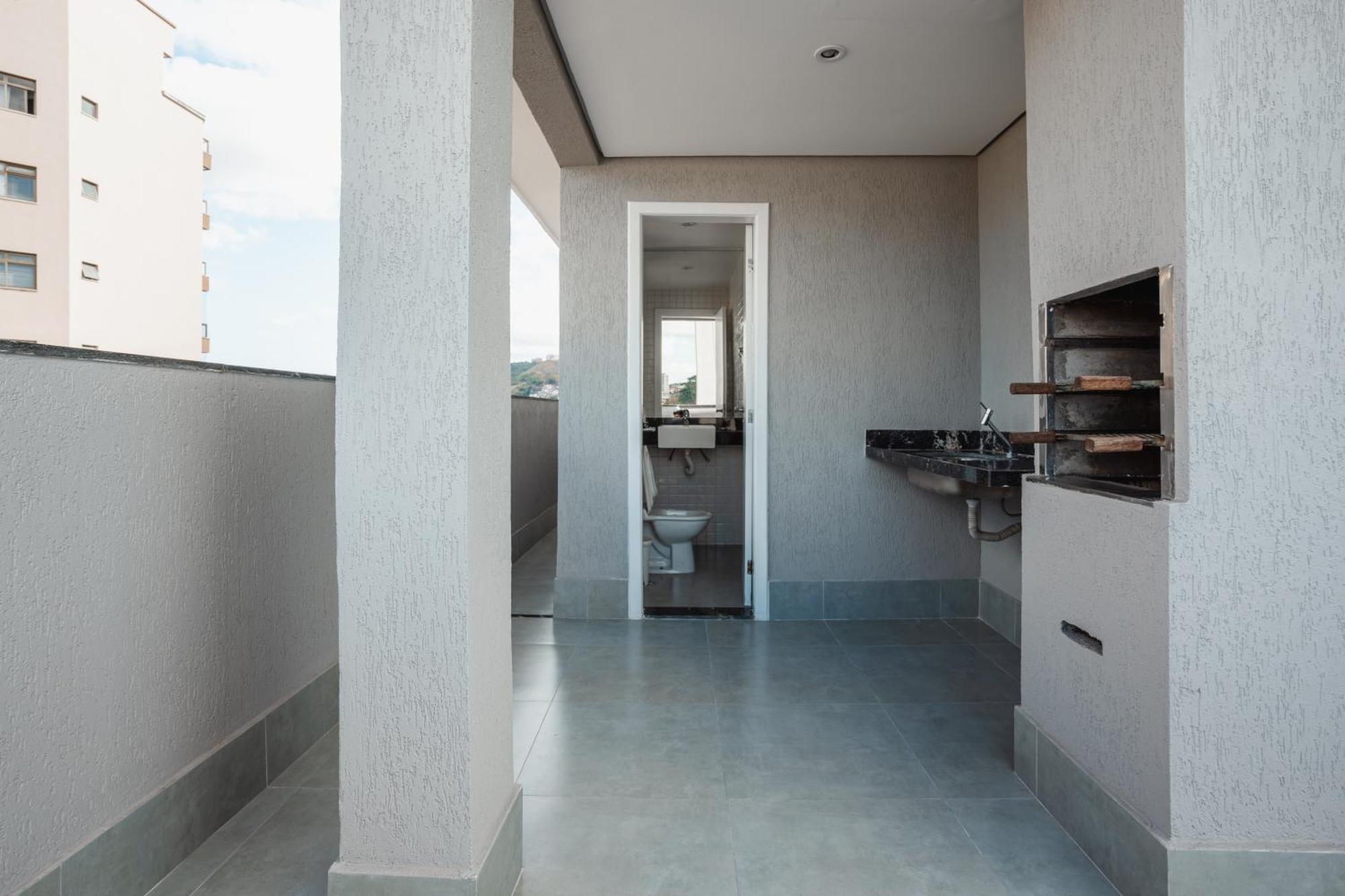 Apartamento com varanda e churrasqueira