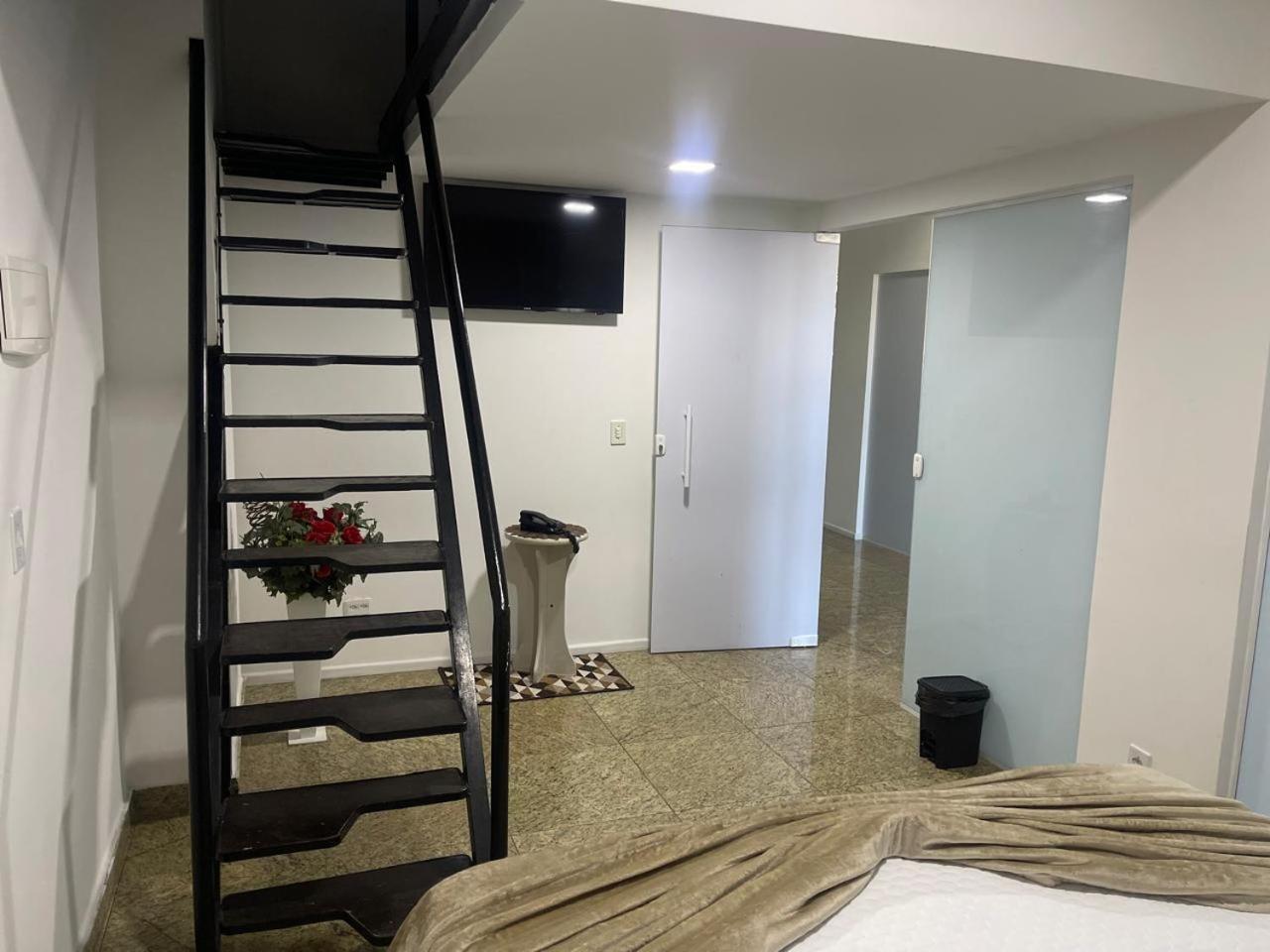 Quarto Triplo Básico com Banheiro Compartilhado