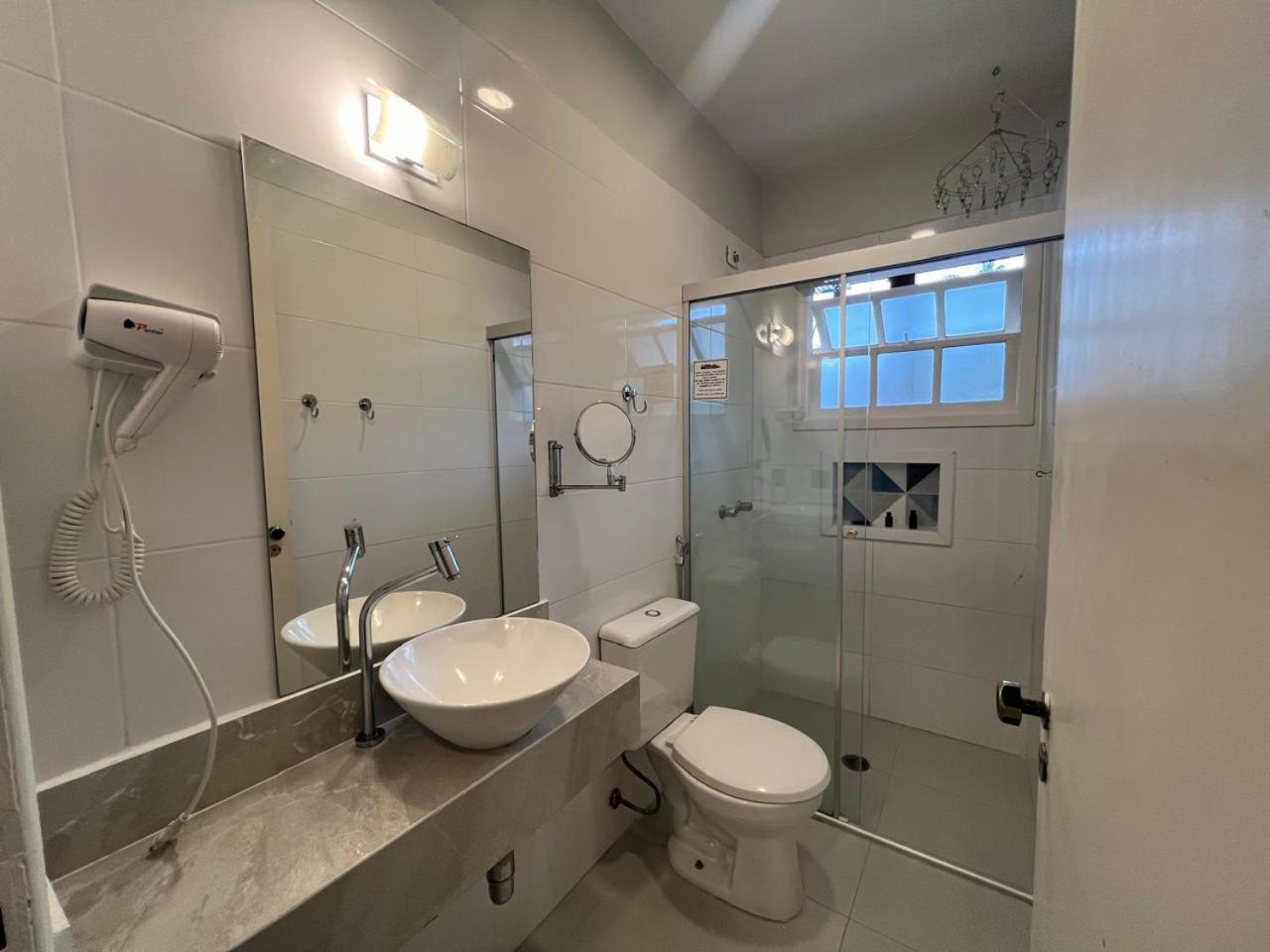 Quarto com Cama Queen-size e Vista da Piscina