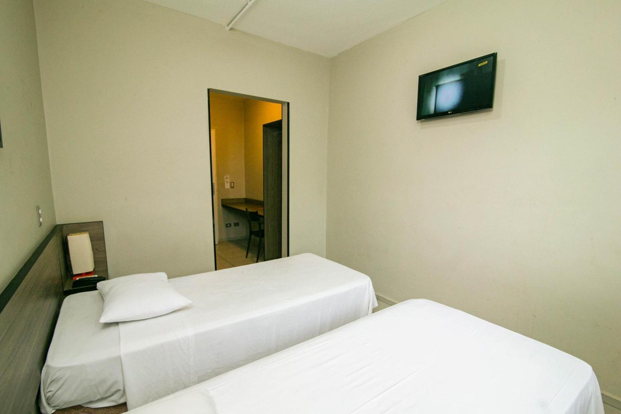 Quarto com 2 Camas de Solteiro