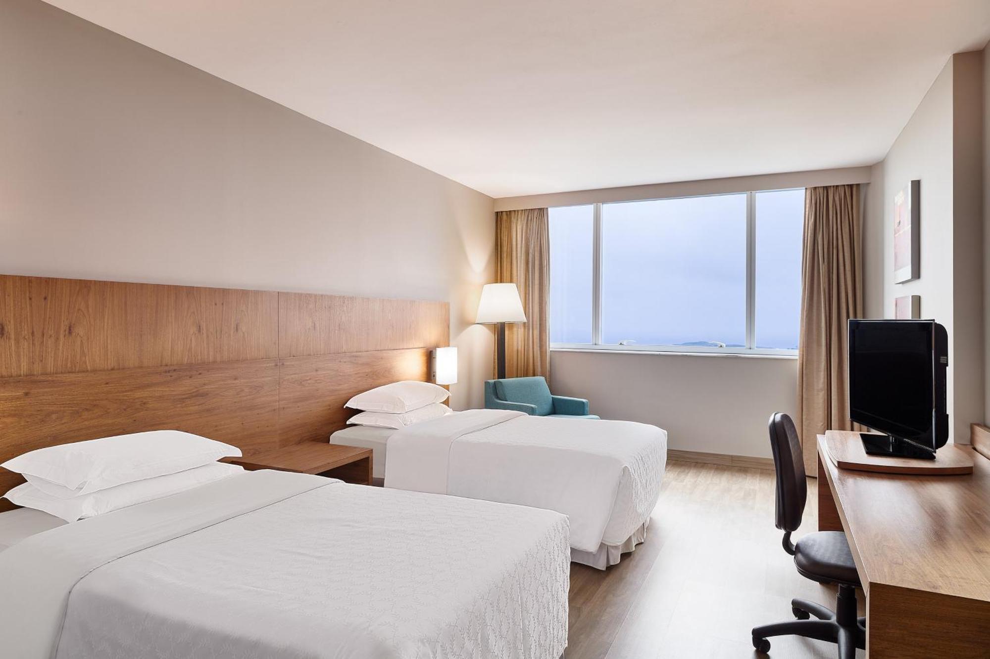 Quarto Deluxe com 2 Camas de Solteiro e Vista do Mar