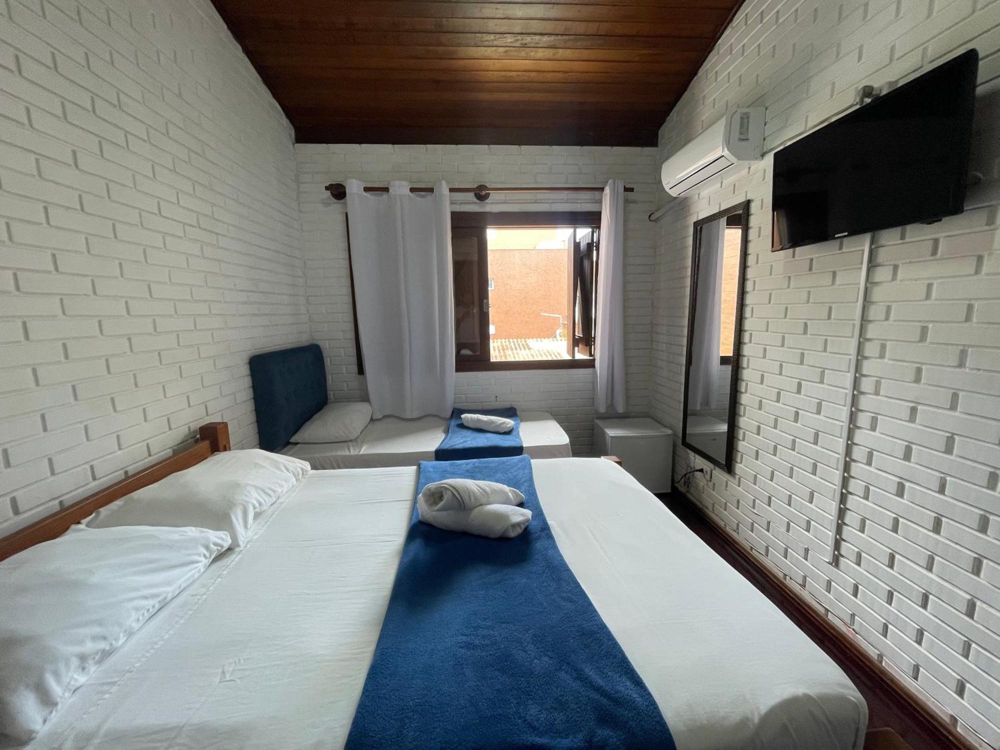 Quarto Triplo com Banheiro Compartilhado