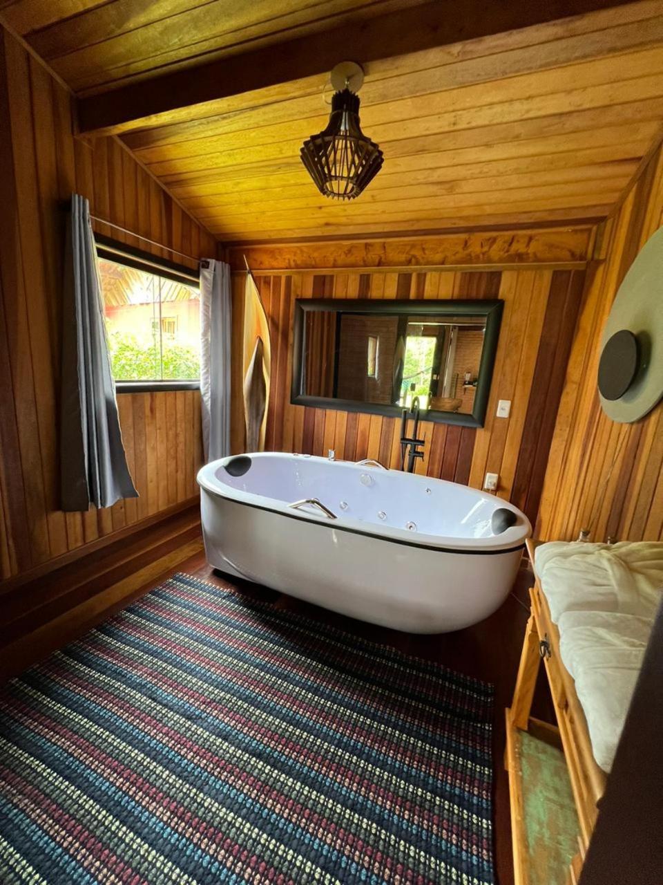 Suíte Deluxe com Banheira de Hidromassagem