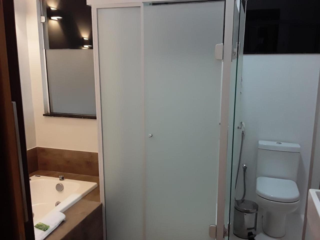 Quarto com Cama King-size e Banheira de Hidromassagem