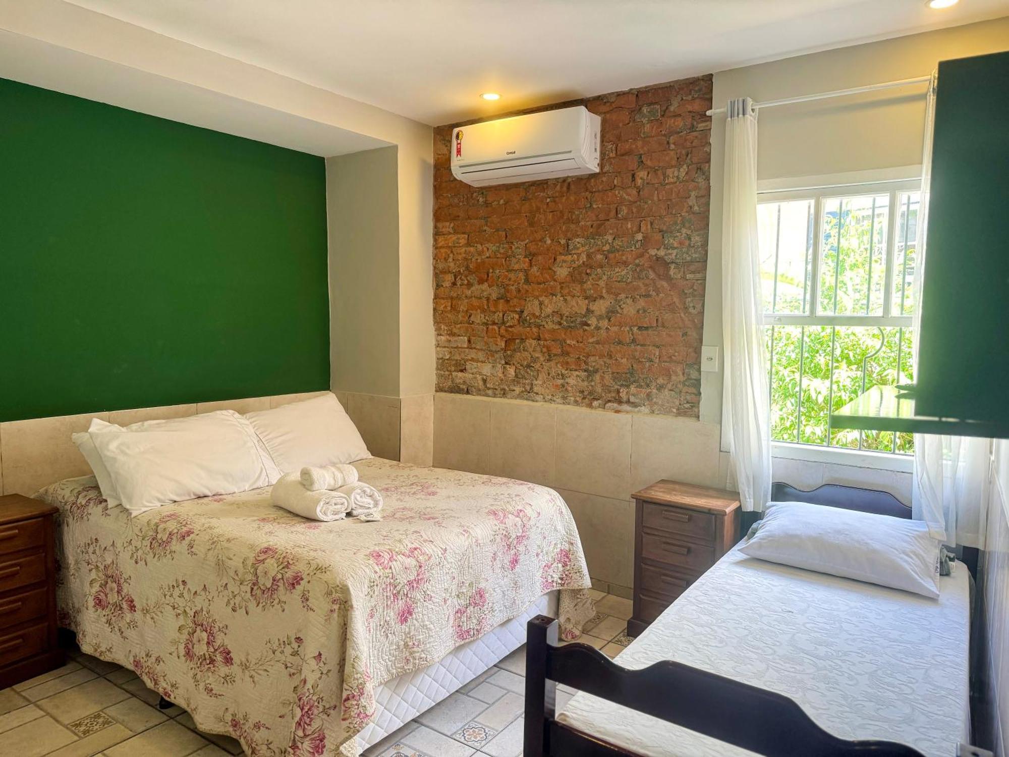 Quarto Triplo com Banheiro Privativo