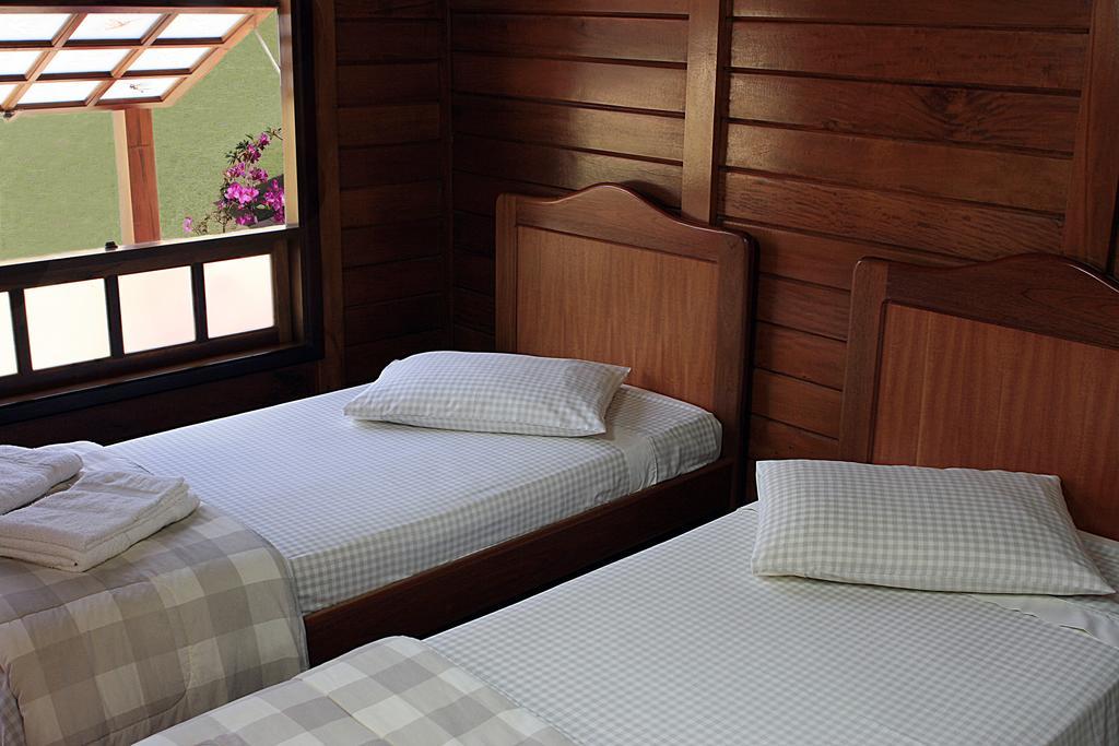 Quarto com 2 Camas de Solteiro