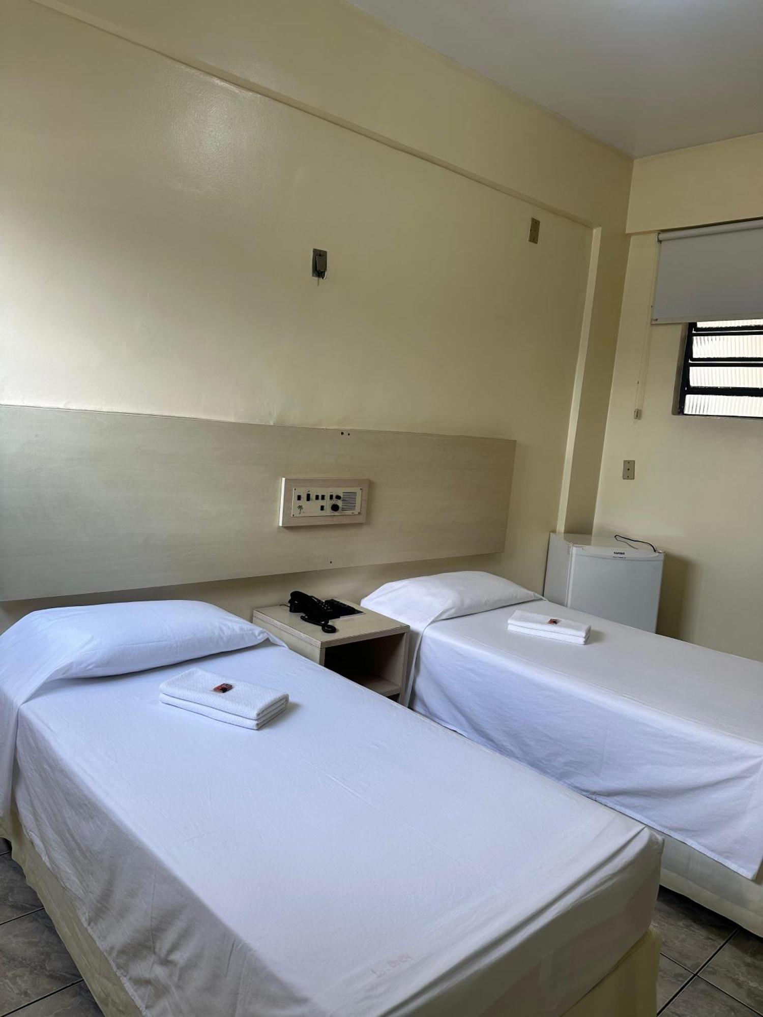 Quarto com 2 Camas de Solteiro