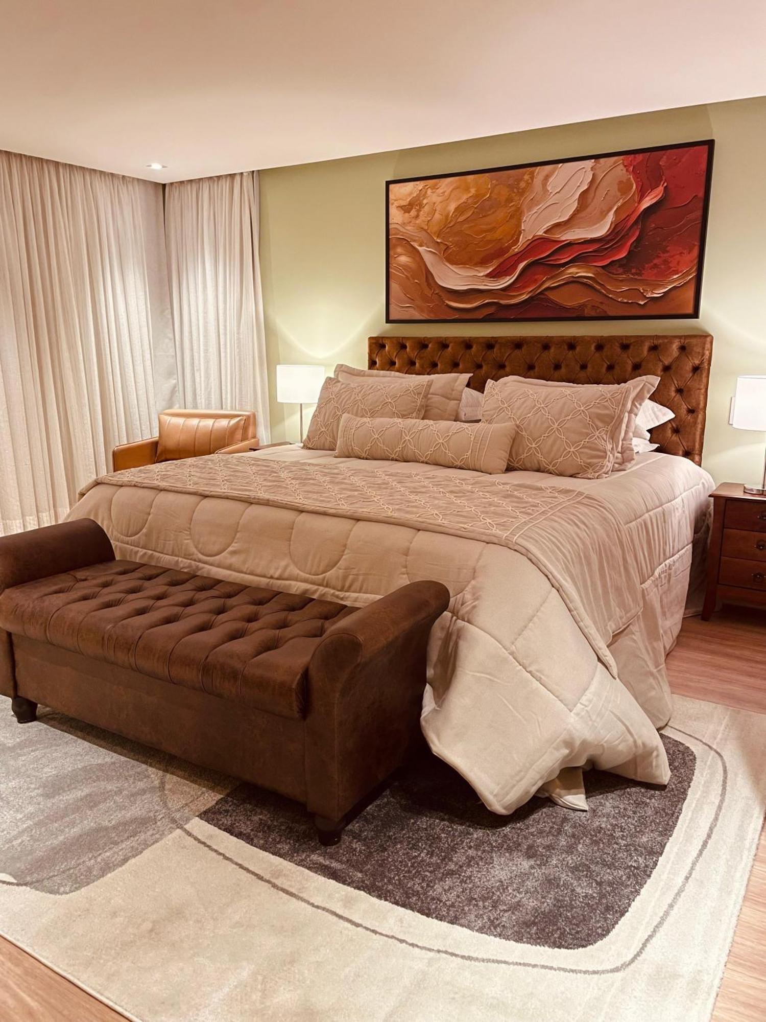 Quarto com Cama King-size e Banheira de Hidromassagem