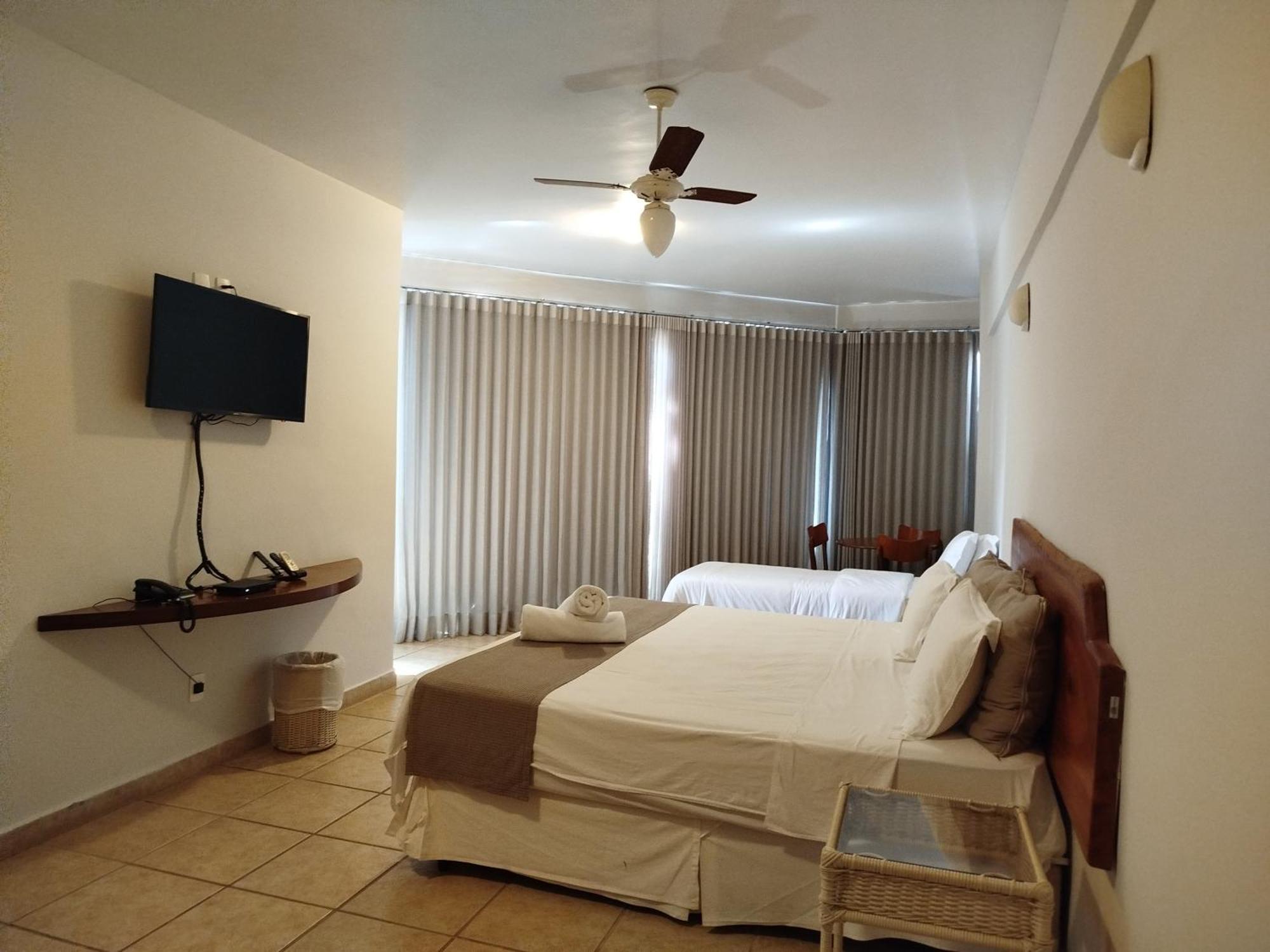 Suíte com Cama King-size e Banheira de Hidromassagem