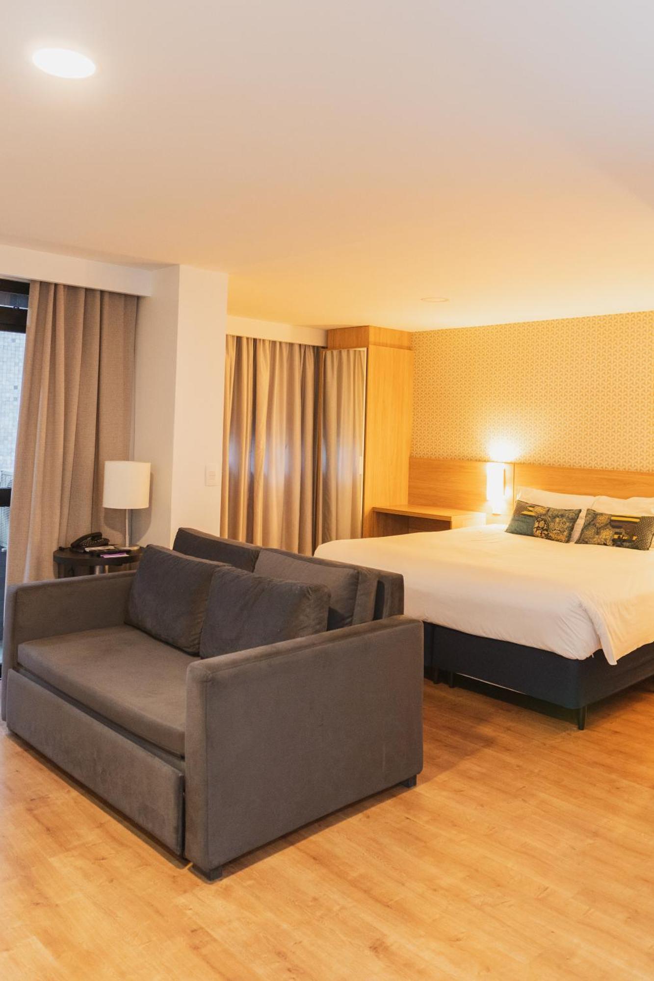Luxo Casal PcD – 1 Cama Queen e 1 Sofá-Cama, com sacada