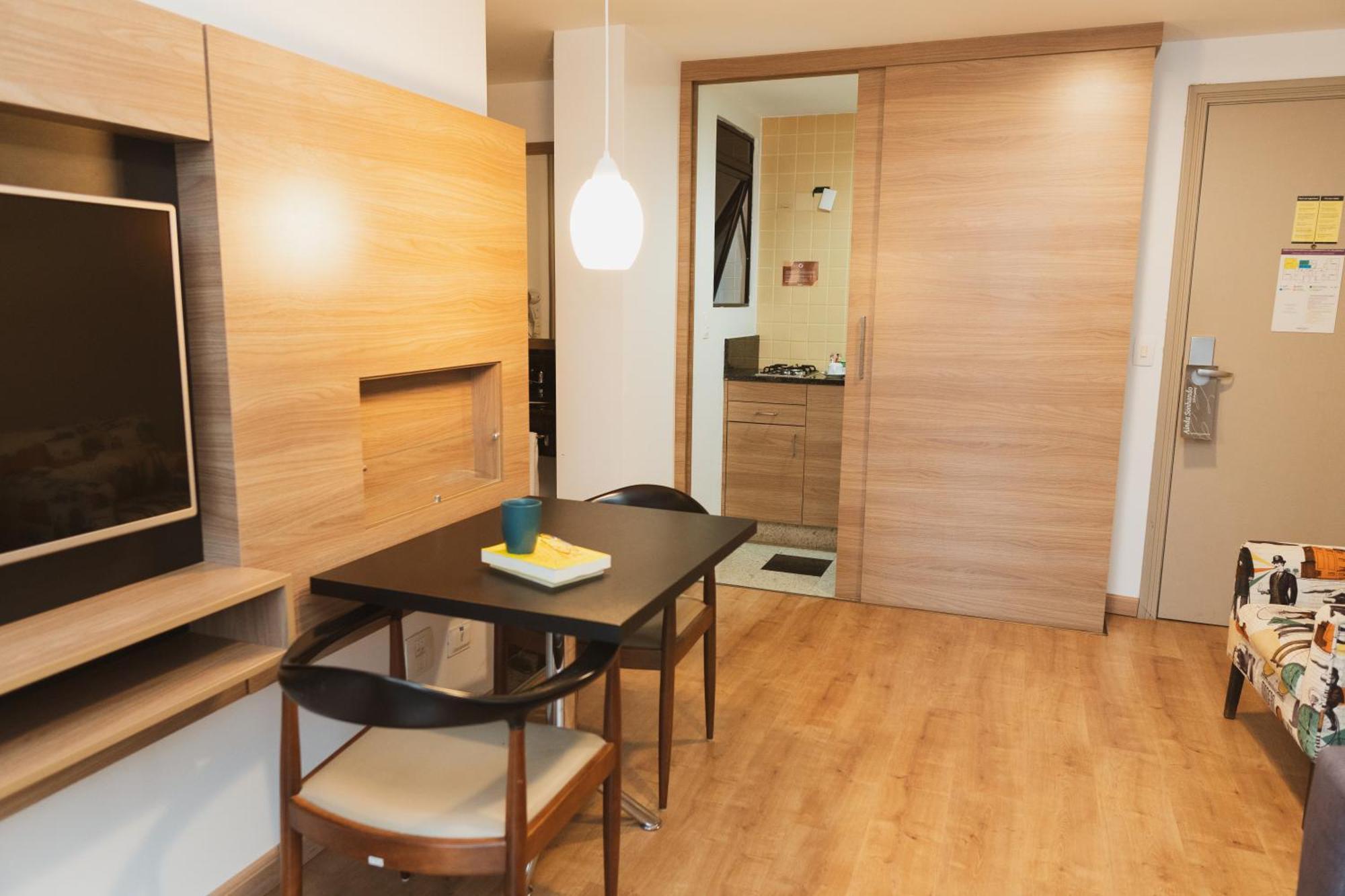 Premium Casal - 1 Cama Queen e 1 Sofá Cama, com sacada