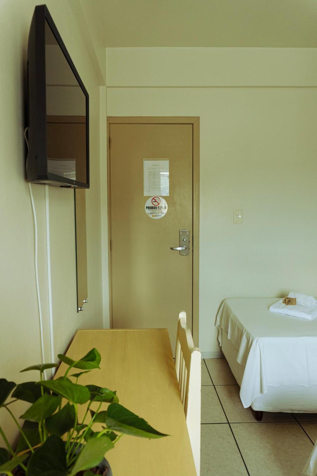 Quarto Econômico com 2 Camas de Solteiro