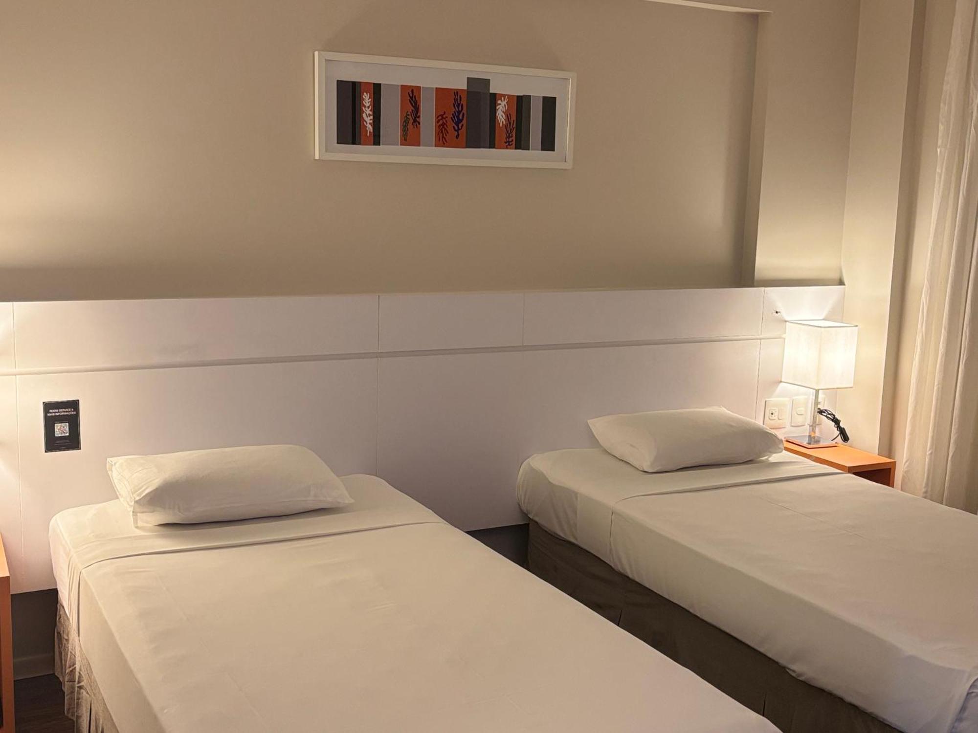 Quarto Twin Standard com 2 Camas de Solteiro