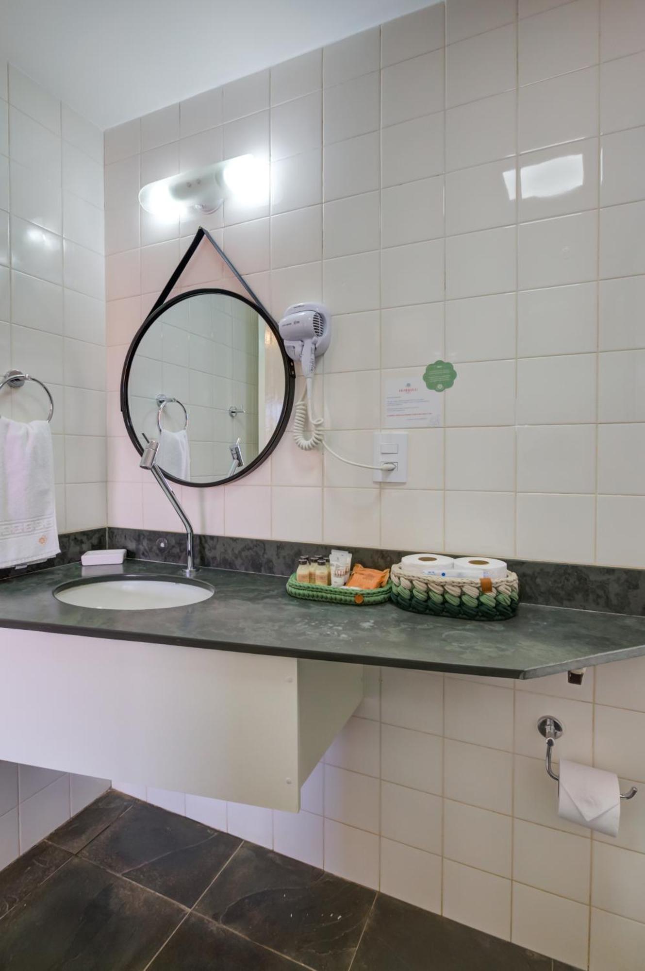 Quarto Triplo com Vista para a Piscina