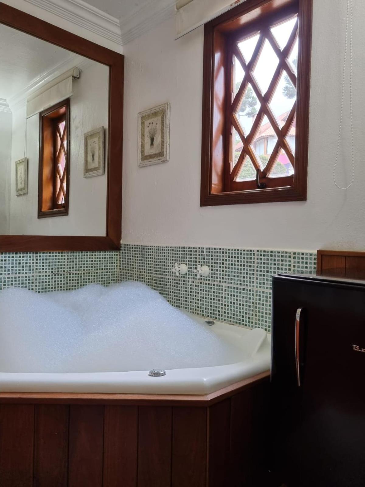 Luxury Chalet Hot Tub,1698941168:JPEG