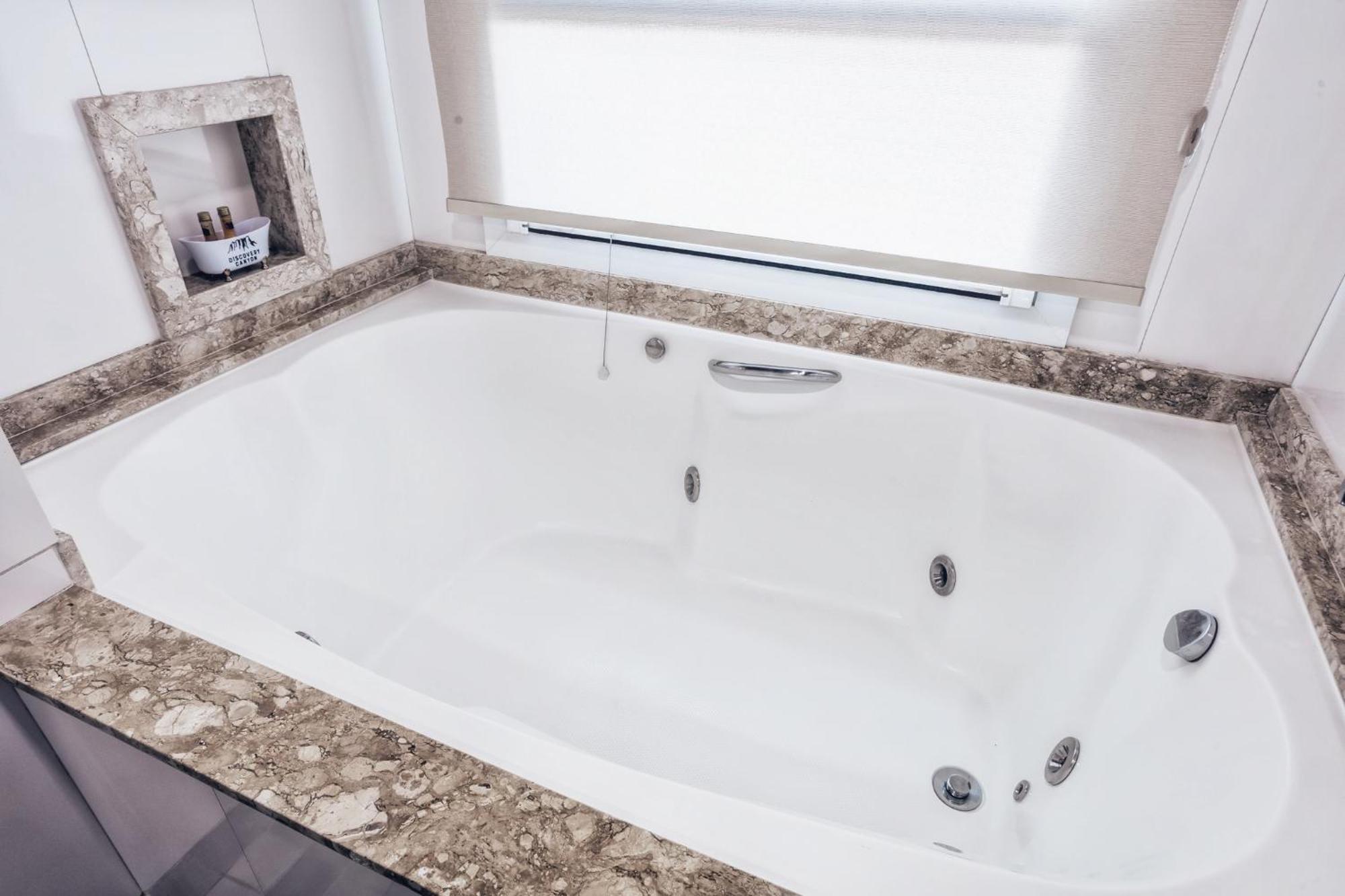 Deluxe Suite Spa Bath,1699324129:JPEG