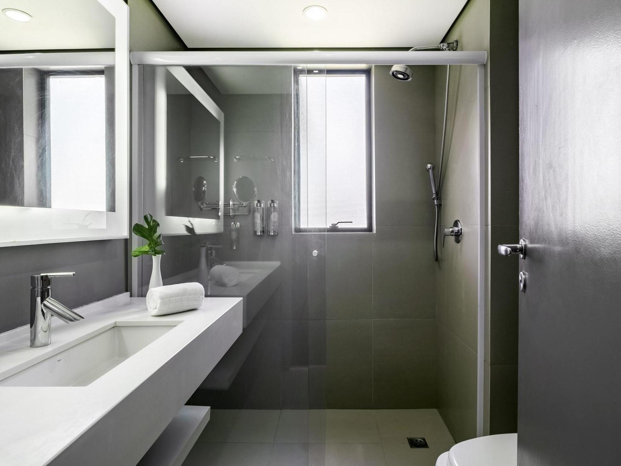 Executive Room with Queen Bed and Sofa,1704877158:JPEG