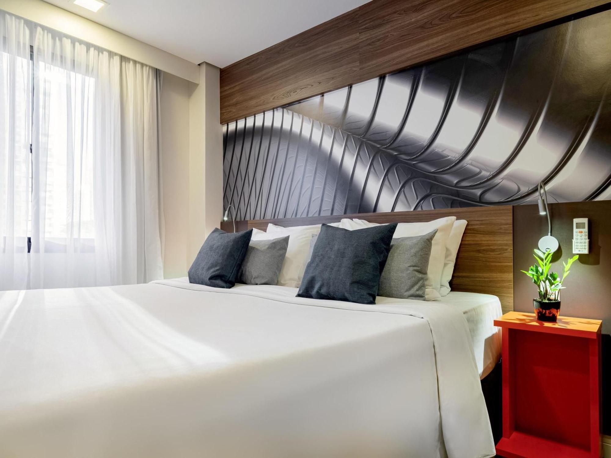 Suite Junior con 1 cama extragrande y 2 camas individuales