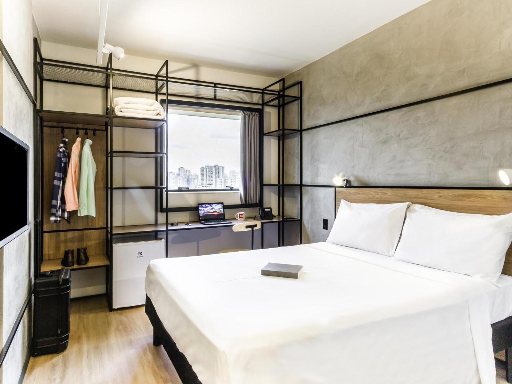Apartamento Moderno com 1 Cama de Casal