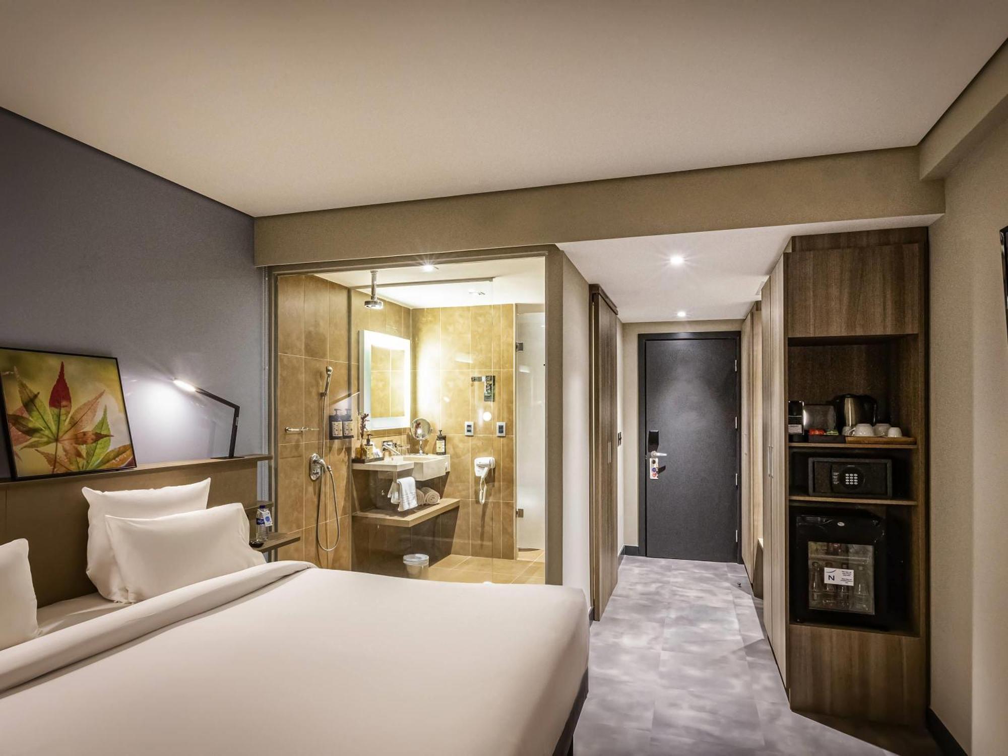 Quarto Deluxe com 1 Cama de Casal e 1 Sofá-cama