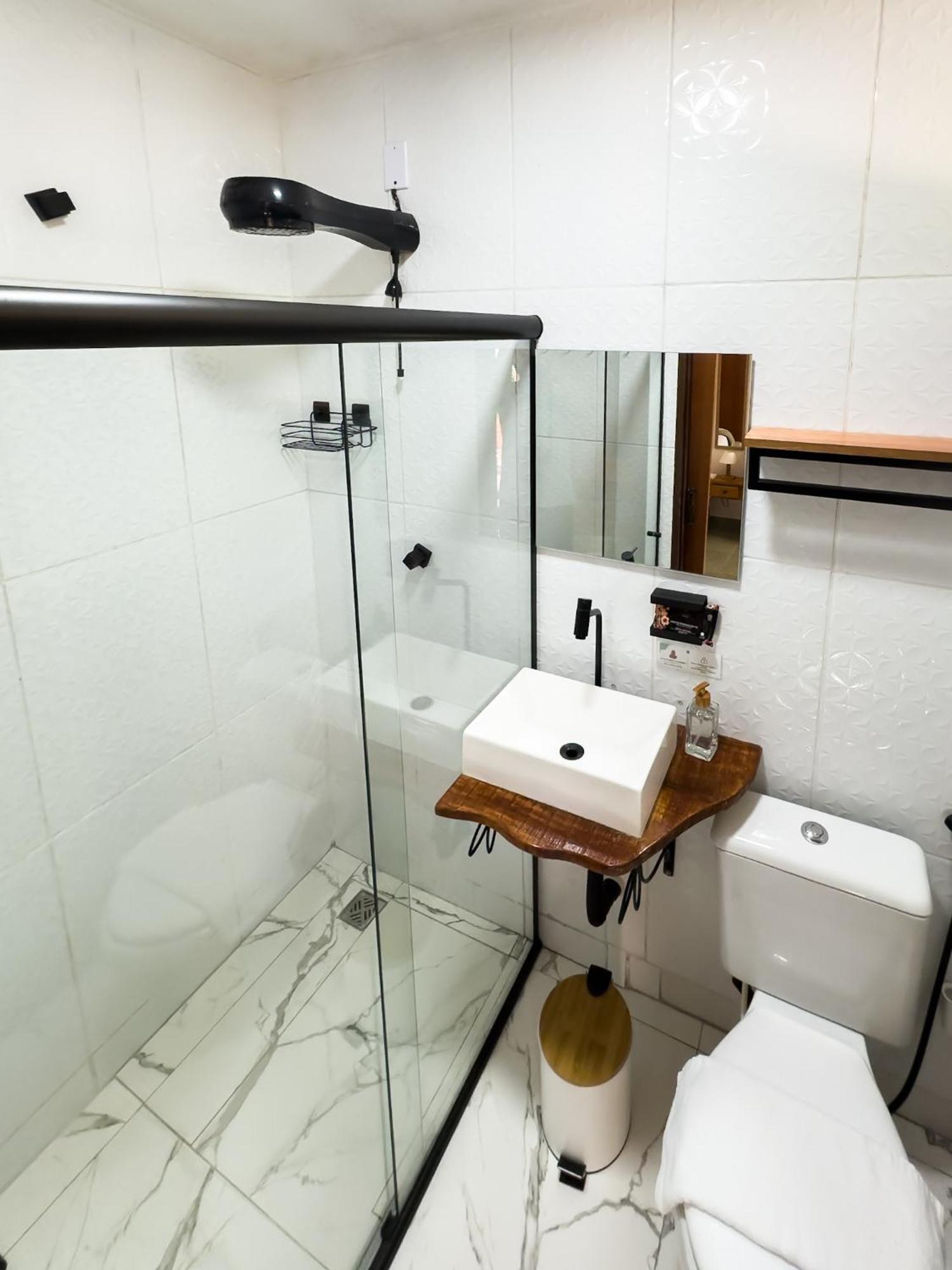 Quarto com Cama King-size e Vista da Piscina