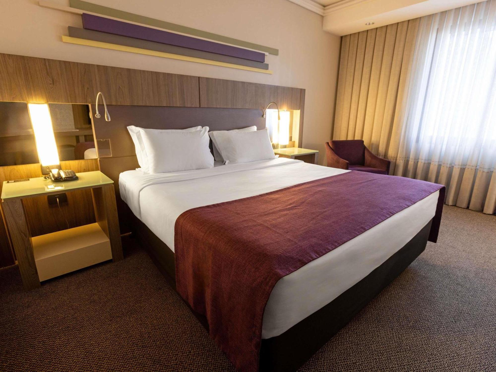 Luxury Room One Queen Bed,1770483793:JPEG