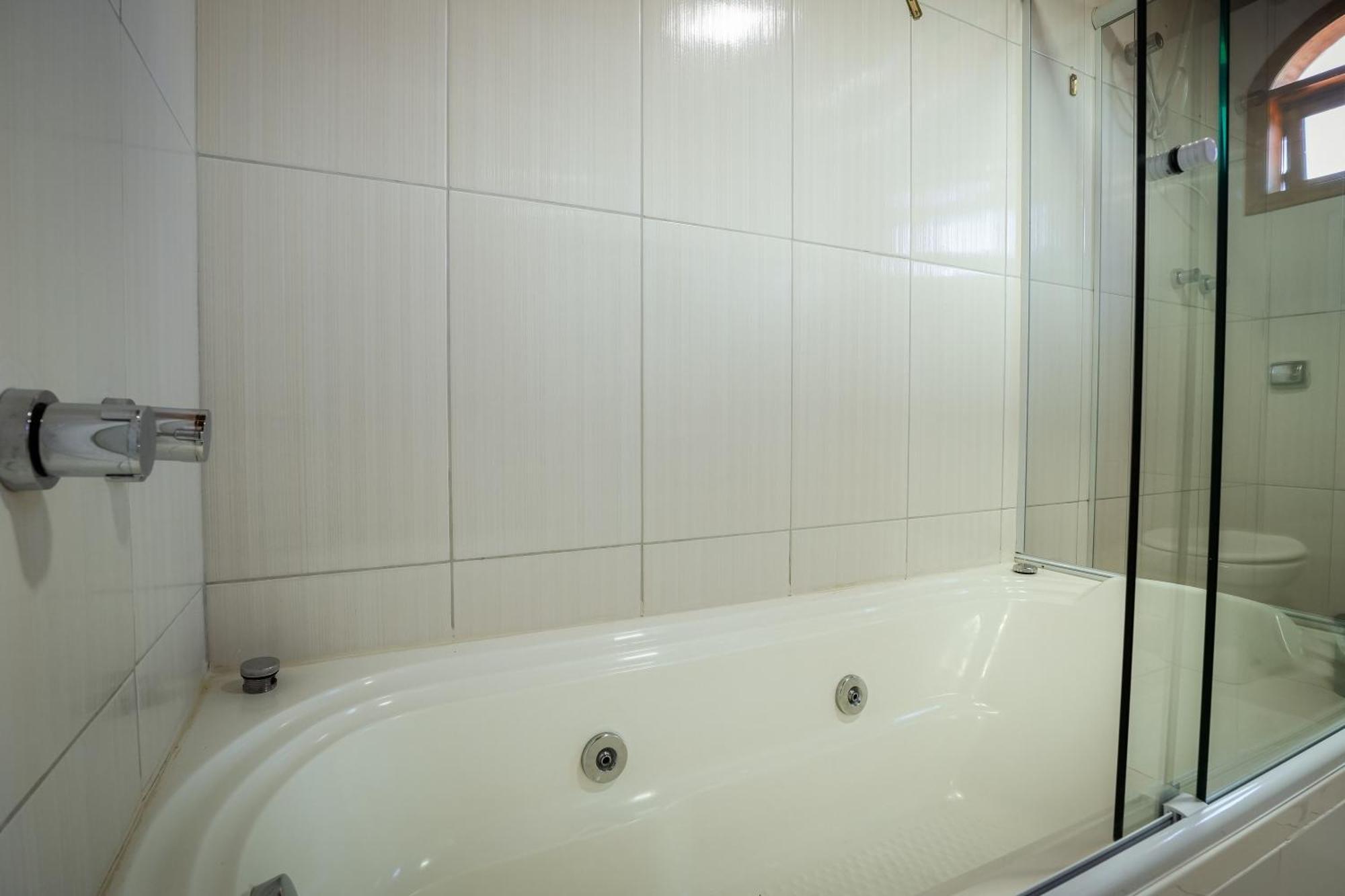 Quarto com Cama Queen-size e Banheira de Hidromassagem
