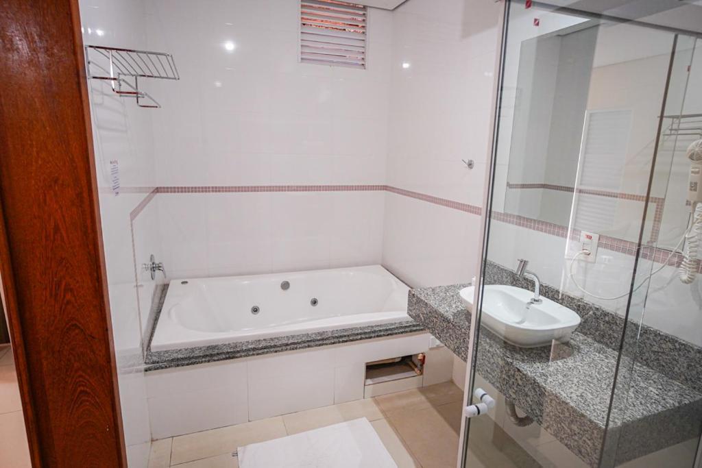 Suíte Deluxe com Banheira de Hidromassagem