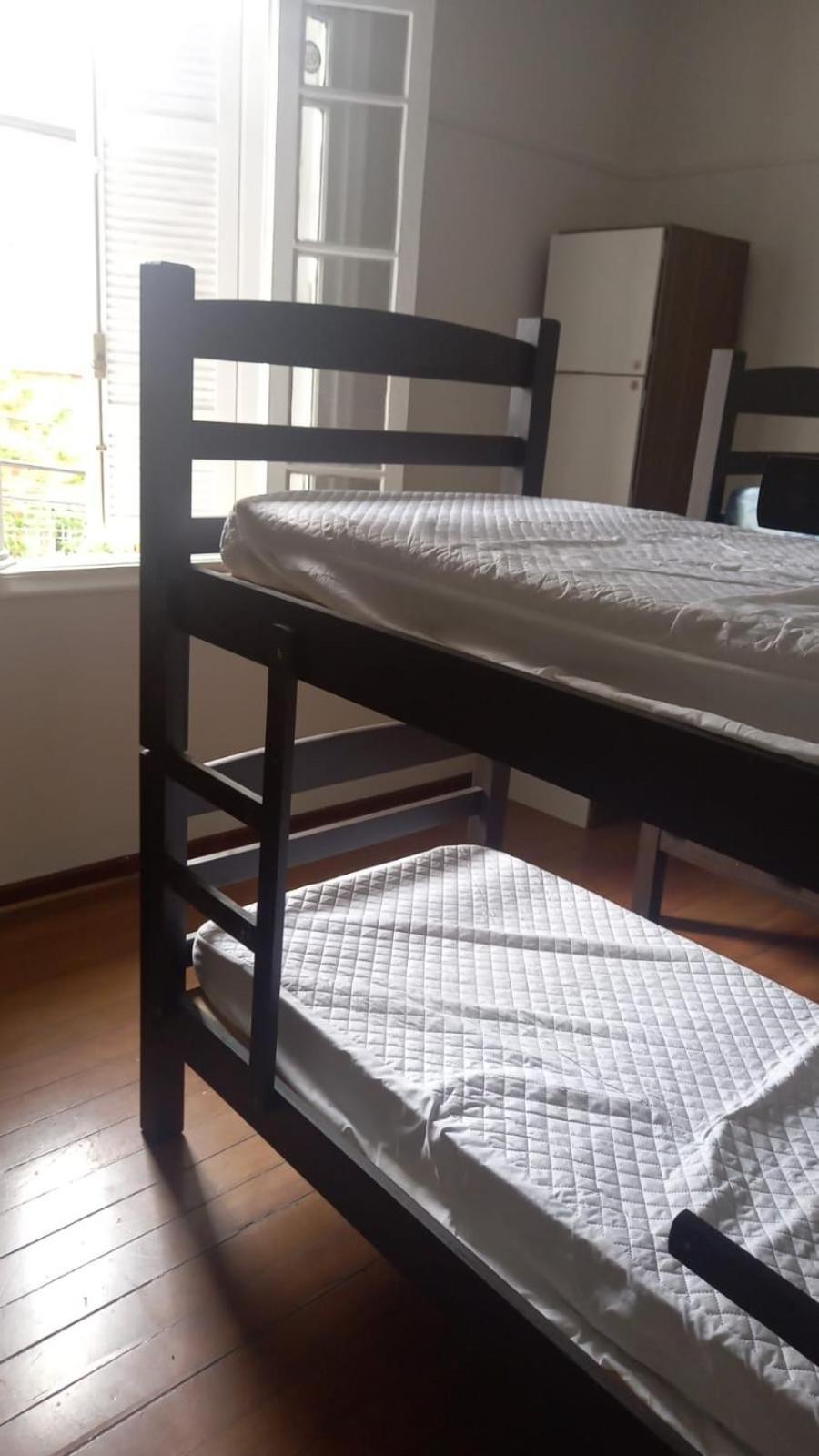 Einzelbett im gemischten Schlafsaal