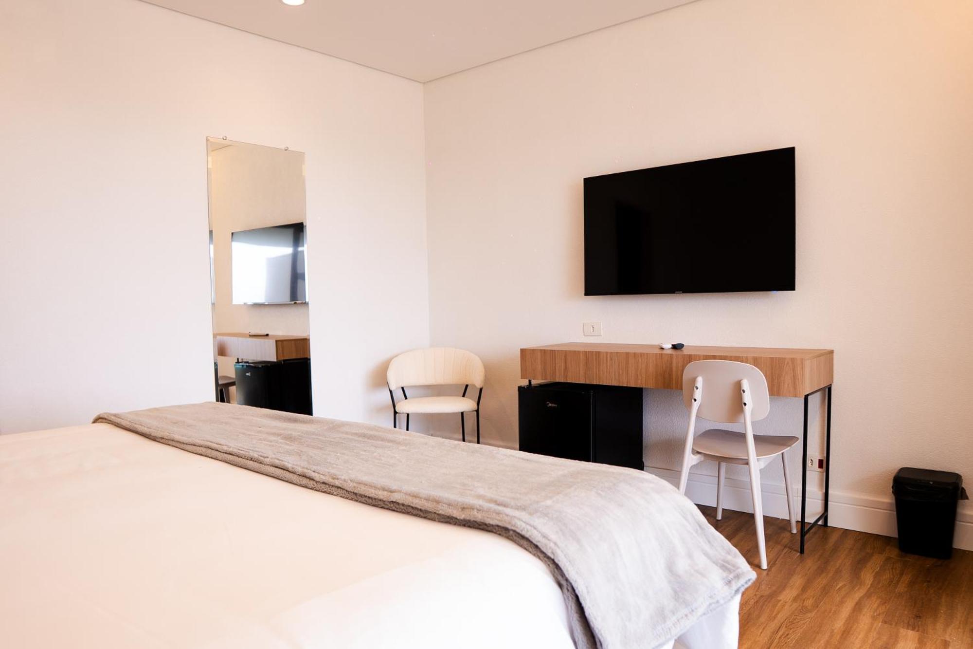 Quarto com Cama King-size e Vista da Piscina