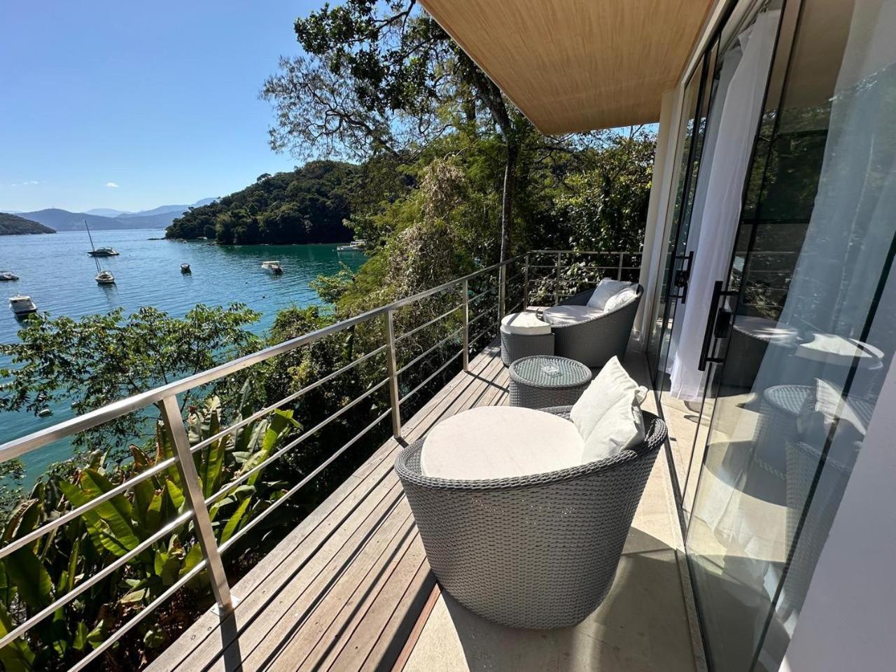 Quarto com Cama Queen-size e Vista do Mar