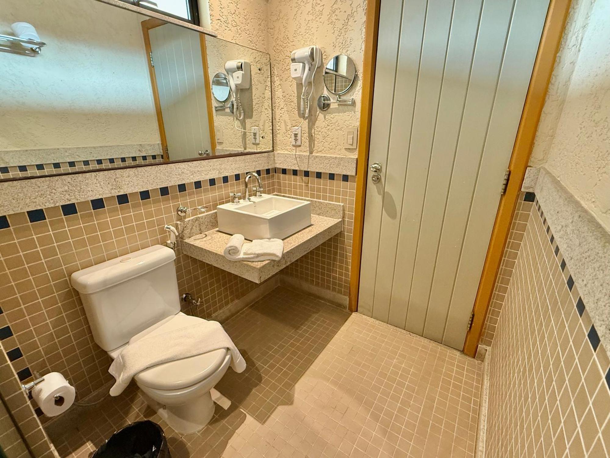 Quarto Clássico com Vista da Piscina