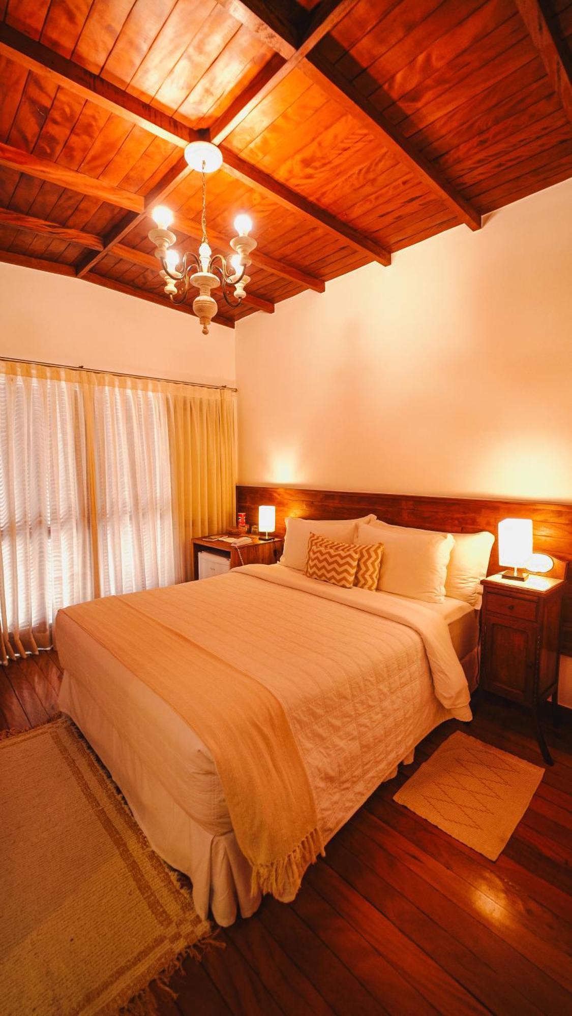 Quarto Deluxe com Cama de Casal ou 2 de Solteiro e Banheira de Hidromassagem