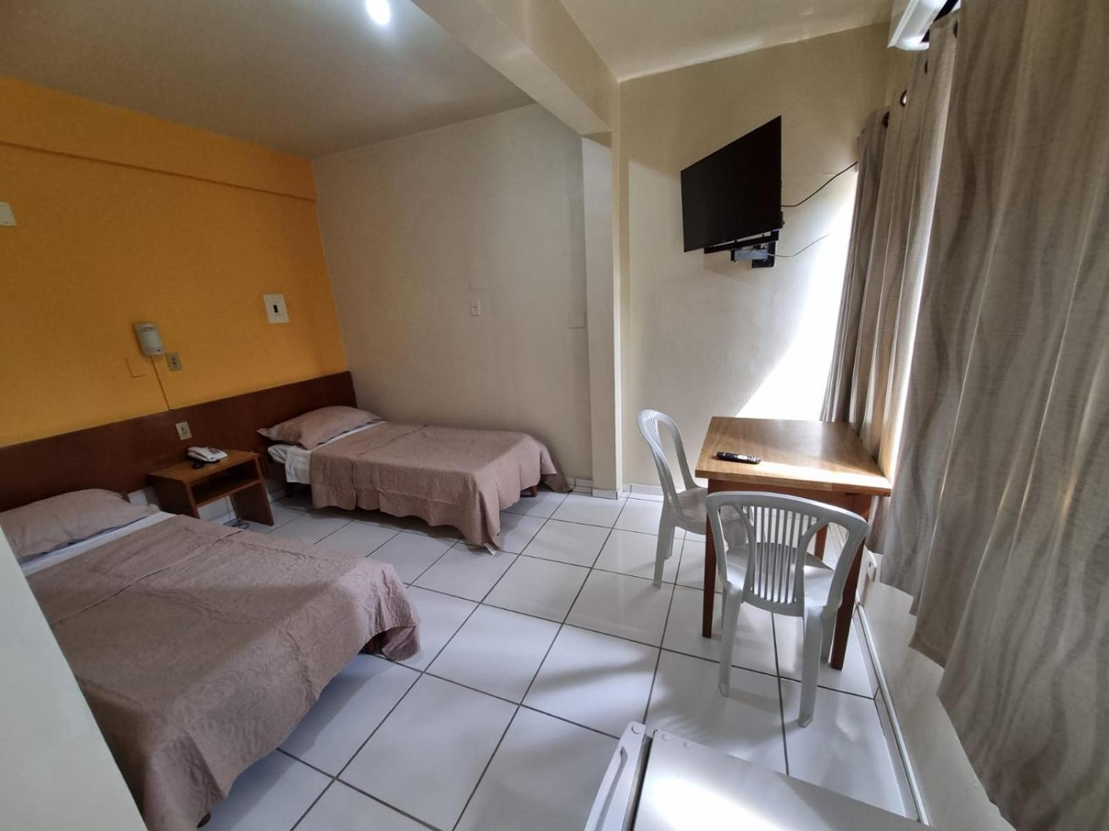 Quarto com 2 Camas de Solteiro