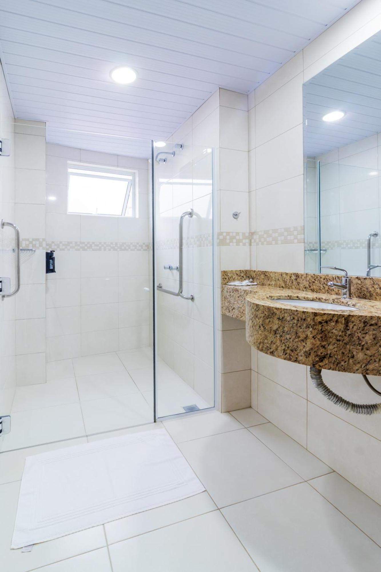 Quarto com 2 Camas de Solteiro - Acesso para Hóspedes com Mobilidade Reduzida