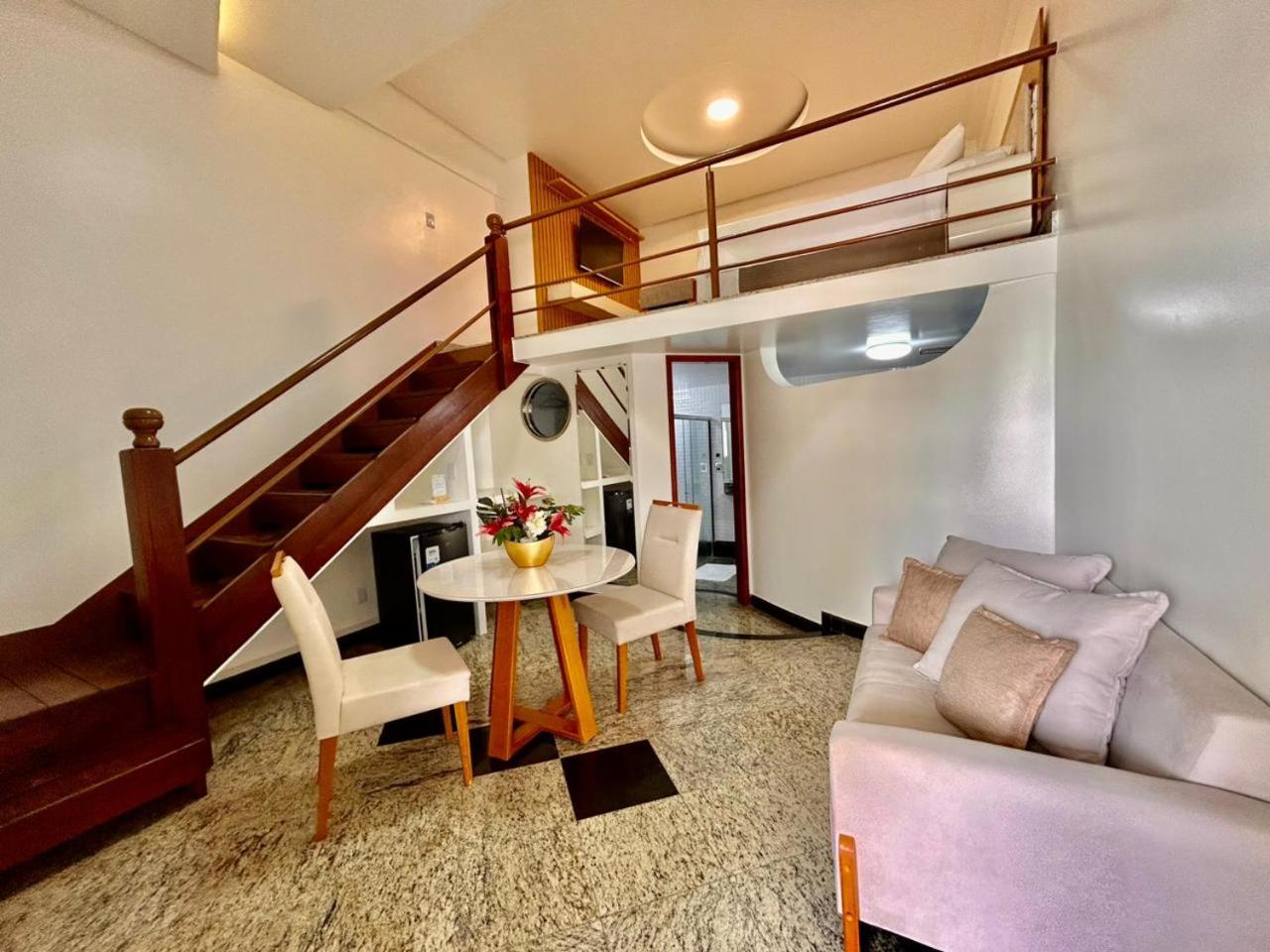 Quarto com Cama King-size e Banheira de Hidromassagem